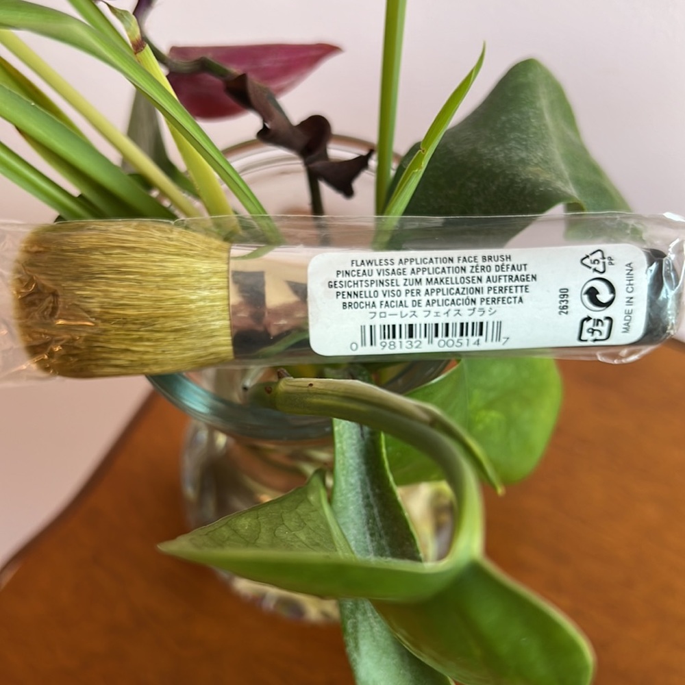 Bare Minerals Flawless Face Brush - Picture 2 of 2